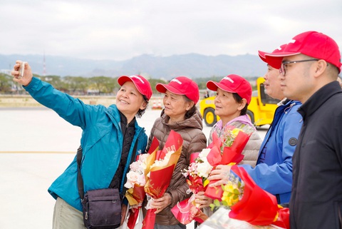 Vietjet công bố báo cáo kiểm toán 2023- Ảnh 3. Những hành khách trong chuyến bay đầu tiên của Vietjet kết nối Hà Nội với Điện Biên trong dịp kỷ niệm 70 năm Chiến thắng Điện Biên Phủ - Ảnh: TL