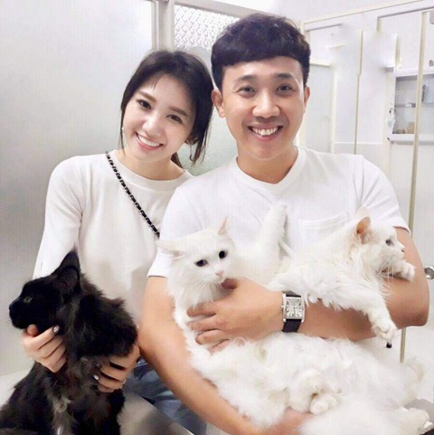 Trấn Thành - Ảnh: NVCC Trấn Thành và Hari Won trong một lần tạo dáng cùng những chú mèo đáng yêu - Ảnh: Facebook nhân vật