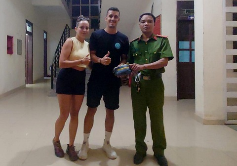 Hai du khách Tây Ban Nha mất túi xách, cả thị trấn cùng xúm vào tìm giúp- Ảnh 1. Hai du khách Tây Ban Nha vui mừng nhận tại chiếc túi xách đánh rơi từ Công an thị trấn Phong Nha - Ảnh: THẾ ANH