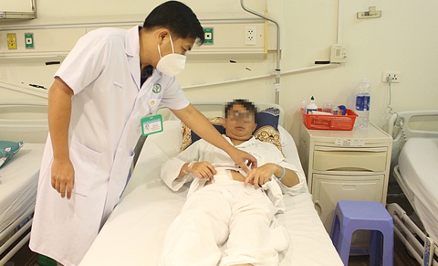 Bác sĩ Bệnh viện Việt Đức thăm khám bệnh nhân sau ghép thận - Ảnh: DƯƠNG LIỄU Bác sĩ Bệnh viện Việt Đức thăm khám bệnh nhân sau ghép thận - Ảnh: DƯƠNG LIỄU