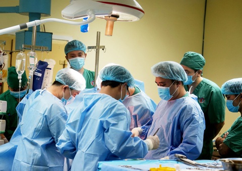 Người chết não hiến mô tạng không tăng trong suốt 10 năm- Ảnh 1. Lần đầu tiên ca phẫu thuật lấy đa tạng người hiến được thực hiện tại bệnh viện tuyến tỉnh của Quảng Ninh - Ảnh: NGUYỄN TRANG