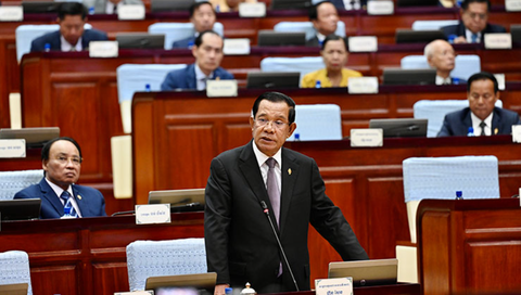 Ông Hun Sen từ chức đại biểu Quốc hội- Ảnh 1. Cựu thủ tướng Campuchia Hun Sen phát biểu trong kỳ họp Quốc hội Campuchia ngày 1-4 - Ảnh: KT/Khem Sovannara