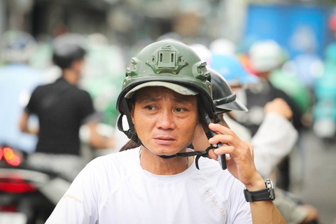 Cháy nhà ven kênh quận 8: Vẫn phong tỏa hiện trường, người dân chờ kiểm tra tài sản- Ảnh 1. Anh Toản liên tục gọi điện cho người nhà hỏi thăm tình hình do lúc xảy ra vụ cháy vợ chồng anh không có nhà. Đêm qua, hai vợ chồng phải tá túc ở nhà người quen khi hiện trường bị phong tỏa, không ra vào được