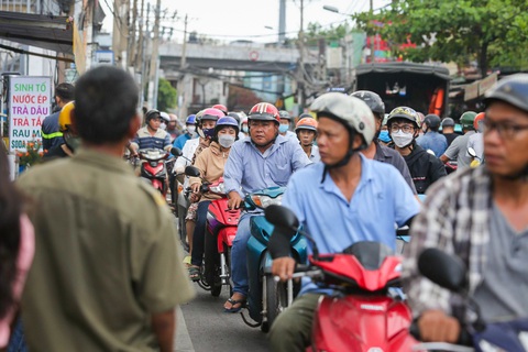 Cháy nhà ven kênh quận 8: Vẫn phong tỏa hiện trường, người dân chờ kiểm tra tài sản- Ảnh 6. Trong sáng 2-4, đoạn đường trước hẻm 124 Phạm Thể Hiển giao thông ùn tắc do nhiều người hiếu kỳ về vụ cháy