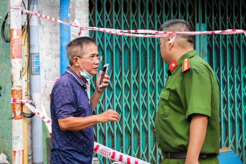 Cháy nhà ven kênh quận 8: Vẫn phong tỏa hiện trường, người dân chờ kiểm tra tài sản- Ảnh 3. Một người dân nóng lòng hỏi thăm tình hình phía trong