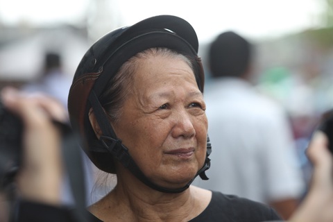 Cháy nhà ven kênh quận 8: Vẫn phong tỏa hiện trường, người dân chờ kiểm tra tài sản- Ảnh 2. Cô Tạ Thị Ngà (70 tuổi) hay tin nhà em cháy nên xuống hỗ trợ nhưng không vào được bên trong