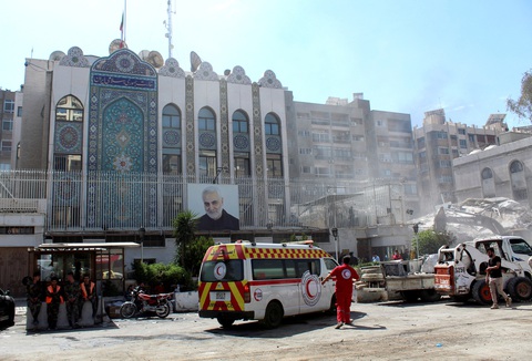 Tòa nhà Lãnh sự quán Iran, nằm cạnh Đại sứ quán Iran ở Syria, đổ sập với nghi vấn bị Israel không kích - Ảnh: REUTERS Tòa nhà Lãnh sự quán Iran, nằm cạnh Đại sứ quán Iran ở Syria, đổ sập với nghi vấn bị Israel không kích - Ảnh: REUTERS