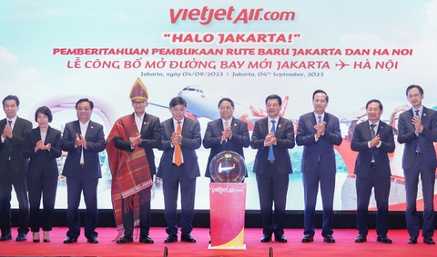 Vietjet công bố báo cáo kiểm toán 2023- Ảnh 2. Thủ tướng Chính phủ Phạm Minh Chính và lãnh đạo các bộ ngành dự lễ công bố mở đường bay Hà Nội - Jakarta (Indonesia) - Ảnh: TL