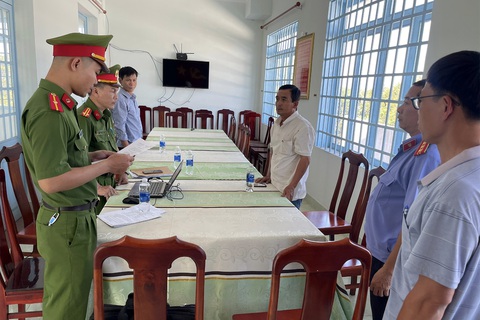 Vợ cựu chủ tịch xã làm 'cò' sổ đỏ, bắt cả vợ lẫn chồng- Ảnh 2. Lực lượng chức năng Đồng Nai thi hành lệnh bắt bị can để tạm giam đối với Nguyễn Minh Phúc - Ảnh: Công an cung cấp