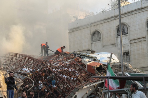 Phản ứng của các nước vụ Iran tố Israel tấn công tòa lãnh sự quán- Ảnh 1. Hiện trường cuộc không kích của Israel khiến tòa nhà Lãnh sự quán Iran ở thủ đô Damascus, Syria bị hư hại hôm 1-4 - Ảnh: REUTERS