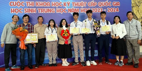 Đường đến cuộc thi khoa học kỹ thuật quốc tế của học sinh Trường chuyên Lê Hồng Phong- Ảnh 3. Cô Phạm Thị Bé Hiền, Hiệu trưởng Trường chuyên Lê Hồng Phong cùng các học sinh và giáo viên tham dự cuộc thi khoa học kỹ thuật quốc gia 2024. Trường Lê Hồng Phong đoạt 1 giải nhất, 1 giải ba - Ảnh: nhà trường cung cấp