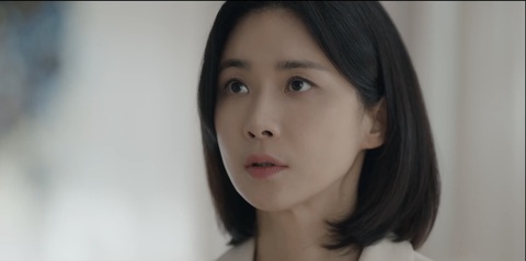 Lee Chung Ah bất ngờ hóa 'ác nữ' khiến Lee Bo Young sốc nặng- Ảnh 4. Na Moon Young (Lee Bo Young) sốc nặng khi phát hiện trùm cuối ác thủ lại chính là cô hàng xóm thân thiết.