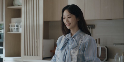 Lee Chung Ah bất ngờ hóa 'ác nữ' khiến Lee Bo Young sốc nặng- Ảnh 3. Lee Chung Ah diễn nét mặt ngây thơ sau khi tặng nữ chính món quà là tin tức: bắt cóc chồng và thủ tiêu nhân chứng quan trọng