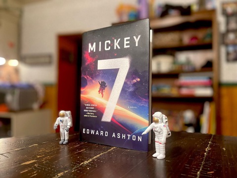 Tiểu thuyết khoa học viễn tưởng Mickey7 của Edward Ashton được giới phê bình khen ngợi - Ảnh: Andrew Liptak Tiểu thuyết khoa học viễn tưởng Mickey7 của Edward Ashton được giới phê bình khen ngợi - Ảnh: Andrew Liptak