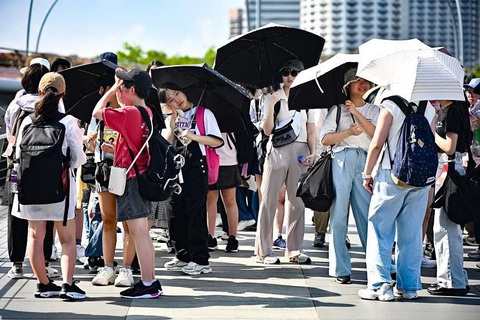 Người dân Singapore khổ sở đối mặt nắng nóng gay gắt - Ảnh: STRAITS TIMES Người dân Singapore khổ sở đối mặt nắng nóng gay gắt - Ảnh: STRAITS TIMES