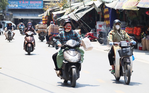 Người dân ở TP Vinh cảm nhận mùa hè “đến sớm hơn và khó chịu hơn” - Ảnh: DOÃN HÒA Người dân ở TP Vinh cảm nhận mùa hè “đến sớm hơn và khó chịu hơn” - Ảnh: DOÃN HÒA