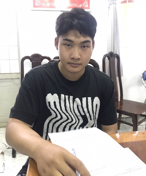 Nghi phạm Hoàng bị bắt tại cơ quan công an - Ảnh: C.A. Nghi phạm Hoàng bị bắt tại cơ quan công an - Ảnh: C.A.