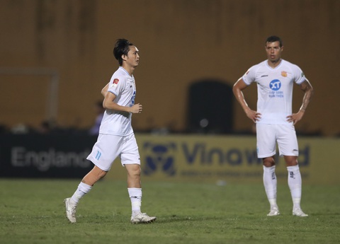 Tiền vệ Nguyễn Tuấn Anh (trái) mang số 11 trong trận ra mắt CLB Nam Định ở vòng 14 V-League 2023 - 2024 - Ảnh: MINH ĐỨC Tiền vệ Nguyễn Tuấn Anh (trái) mang số 11 trong trận ra mắt CLB Nam Định ở vòng 14 V-League 2023 - 2024 - Ảnh: MINH ĐỨC