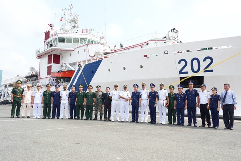 Lực lượng Vùng Cảnh sát biển 3 và thủ thủ tàu Samudrai Paheredar chụp ảnh cùng con tàu ngày 2-4 - Ảnh: HỮU HẠNH Lực lượng Vùng cảnh sát biển 3 và thủy thủ tàu Samudra Paheredar chụp ảnh cùng con tàu ngày 2-4 - Ảnh: HỮU HẠNH