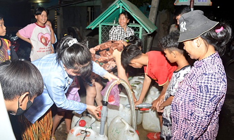 Khuya 30, rạng sáng 31-3, nhiều người dân tập trung tại một điểm lấy nước công cộng miễn phí ở huyện Gò Công Đông, Tiền Giang để lấy nước ngọt - Ảnh: MẬU TRƯỜNG Khuya 30, rạng sáng 31-3, nhiều người dân tập trung tại một điểm lấy nước công cộng miễn phí ở huyện Gò Công Đông, Tiền Giang để lấy nước ngọt - Ảnh: MẬU TRƯỜNG