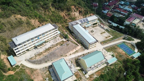 Xây trường 63 tỉ trên đồi xong học sinh không học vì sợ lở núi, Quảng Nam nói gì?- Ảnh 1. Trường THPT Võ Chí Công bỏ hoang suốt 4 năm nay bởi sạt lở núi sau trường - Ảnh: LÊ TRUNG