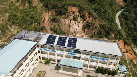 Xây trường 63 tỉ trên đồi xong học sinh không học vì sợ lở núi, Quảng Nam nói gì?- Ảnh 4. Vết nứt do sạt lở đồi núi ở sau trường - Ảnh: LÊ TRUNG