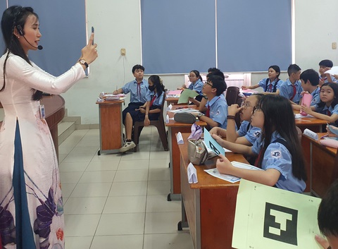 Tiết dạy địa lý kiểu chuyển đổi số đầy lý thú của giáo viên TP.HCM- Ảnh 1. Tiết dạy theo kiểu chuyển đổi số của cô Nguyệt không yêu cầu học sinh phải sử dụng điện thoại thông minh mà dùng giấy A4 đã có sẵn mã QR - Ảnh: H.HG