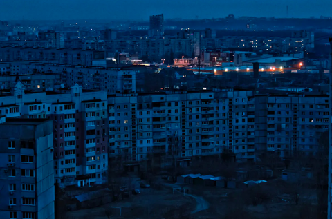 Nga phá hủy gần như toàn bộ hạ tầng năng lượng thành phố Kharkov của Ukraine- Ảnh 2. Quang cảnh thành phố Kharkov trong lúc bị mất điện hôm 25-3 - Ảnh: GETTY IMAGES