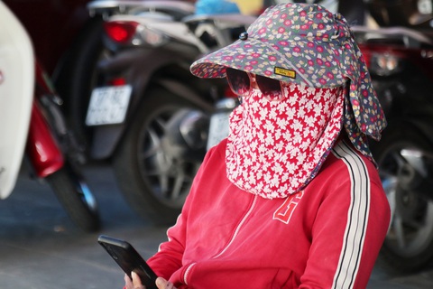 Người dân trùm kỹ trước nắng nóng hầm hập Người dân trùm kỹ trước nắng nóng hầm hập - Ảnh: DOÃN HÒA
