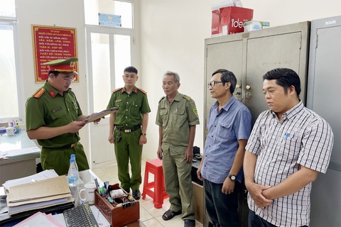 Khởi tố giám đốc quỹ đất vì gây thất thoát 46 tỉ đồng- Ảnh 1. Công an tỉnh Đồng Nai thi hành các quyết định khởi tố, lệnh bắt để tạm giam đối với ông Nguyễn Đức Khuê và ông Lê Ngọc Muôn (bìa phải) - Ảnh: Công an cung cấp