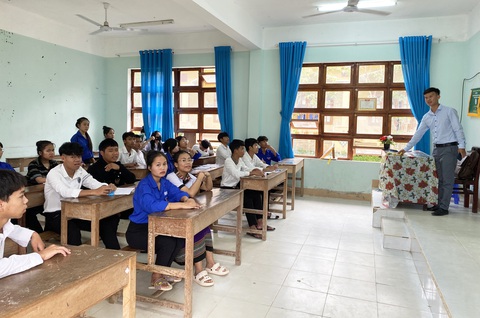 Xây trường 63 tỉ trên đồi xong học sinh không học vì sợ lở núi, Quảng Nam nói gì?- Ảnh 3. Từ năm 2020 đến nay, học sinh Trường THPT Võ Chí Công phải học nhờ ở trường khác - Ảnh: LÊ TRUNG