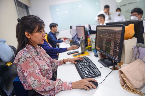 Hệ thống VNDirect tắc nghẽn, nhà đầu tư nói chính sách đền bù quá 'khiêm tốn'- Ảnh 1. Ứng dụng giao dịch của VNDirect đã có thể đăng nhập được, nhưng nhiều tính năng chưa hoạt động bình thường - Ảnh: QUANG ĐỊNH