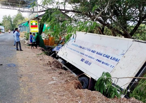 Hàng trăm điểm sạt lở, nhà dân và cả ô tô ở U Minh Thượng bị sụt xuống kênh- Ảnh 3. Sạt lở khiến một chiếc xe tải rớt xuống kênh - Ảnh: T.T.