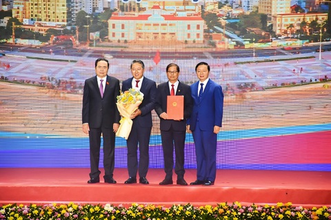 Nha Trang sẽ là đô thị du lịch biển quốc tế- Ảnh 1. Lãnh đạo tỉnh Khánh Hòa nhận quyết định điều chỉnh quy hoạch chung TP Nha Trang đến năm 2040 - Ảnh: TRẦN HOÀI