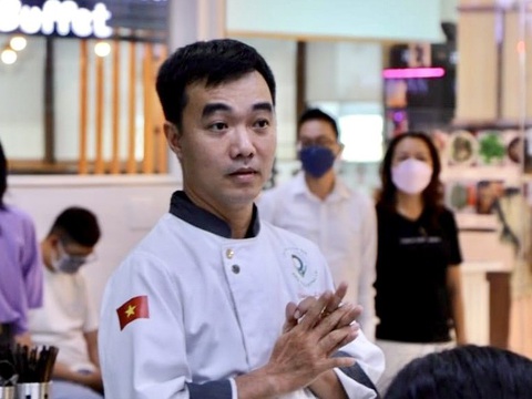 'Siêu đầu bếp' mở lớp dạy nấu ăn miễn phí, giới thiệu việc làm cho thanh thiếu niên- Ảnh 1. MasterChef Lê Nguyễn Hoàn Long mở lớp dạy nấu ăn miễn phí và giới thiệu việc làm nhằm giúp các bạn trẻ hoàn cảnh khó khăn có một công việc tốt để mưu sinh - Ảnh: NVCC