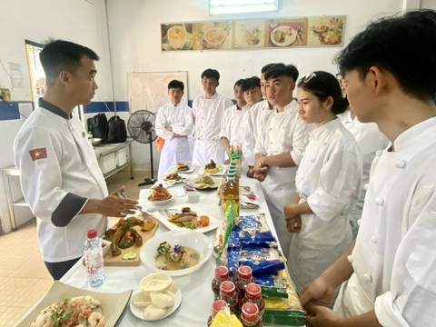 'Siêu đầu bếp' mở lớp dạy nấu ăn miễn phí, giới thiệu việc làm cho thanh thiếu niên- Ảnh 2. Đầu bếp Hoàn Long trong một lần dạy làm bếp miễn phí cho các học viên - Ảnh: NVCC
