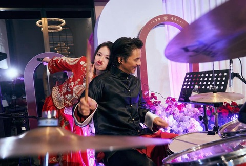 Dù đã kết hôn 8 năm, hiếm khi công khai thể hiện tình cảm nhưng Thư Kỳ - Phùng Đức Luân khiến nhiều người lụi tim bởi cách yêu thương khá đặc biệt mà bộ đôi dành cho nhau Dù đã kết hôn 8 năm, hiếm khi công khai thể hiện tình cảm nhưng Thư Kỳ - Phùng Đức Luân khiến nhiều người lụi tim bởi cách yêu thương khá đặc biệt mà bộ đôi dành cho nhau