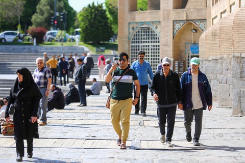 Người Iran đi bộ dọc sông Zayandeh Rud ở tỉnh Isfahan, Iran ngày 19-4 - Ảnh: REUTER Người Iran đi bộ dọc sông Zayandeh Rud ở tỉnh Isfahan, Iran ngày 19-4 - Ảnh: REUTER