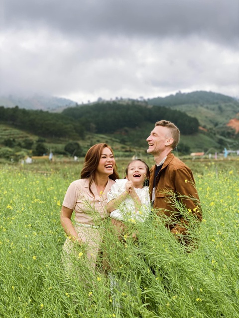 Ca sĩ Phương Vy nói về nỗi sợ của những người mẹ làm nghệ thuật- Ảnh 5. Gia đình hạnh phúc luôn tràn ngập tiếng cười của Phương Vy.