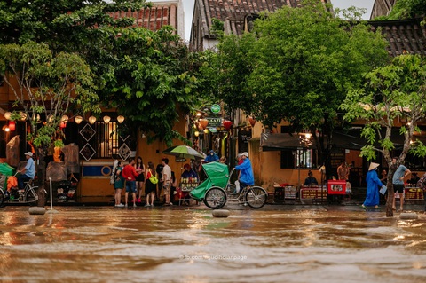 Hội An mở tour du lịch giữa lũ lụt, chuyện thật hay đùa?- Ảnh 3. Khách du lịch tham quan trên các phố đi bộ dần nhấn chìm trong nước lũ - Ảnh: DUY HẬU