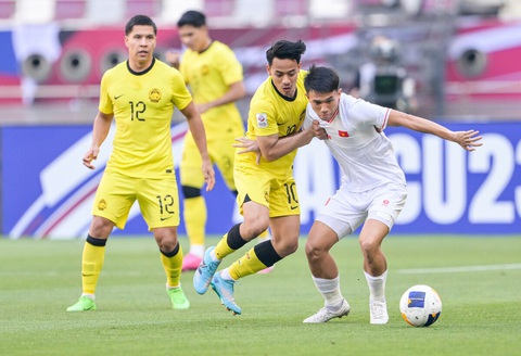 Đánh bại Malaysia, U23 Việt Nam chờ vé vào tứ kết từ... U23 Uzbekistan- Ảnh 1. Pha tranh chấp giữa cầu thủ U23 Việt Nam (áo trắng) với U23 Malaysia - Ảnh: AFC