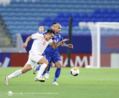 Chuyên gia dự đoán: U23 Việt Nam có cơ hội chiến thắng cao hơn- Ảnh 1. U23 Việt Nam (áo trắng) được chờ đợi sẽ vượt qua U23 Malaysia - Ảnh: VFF