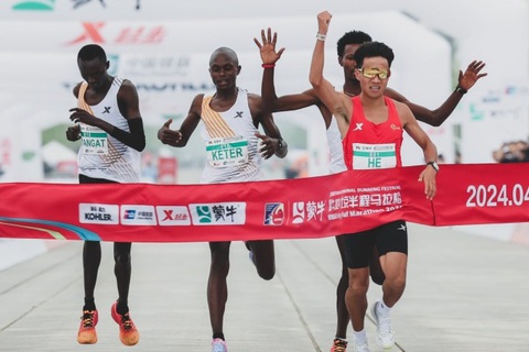 Tước huy chương ngôi sao marathon Trung Quốc cùng 3 VĐV châu Phi- Ảnh 1. He Jie ăn mừng khi giành chức vô địch Giải bán marathon Bắc Kinh 2024 - Ảnh: Tân Hoa Xã