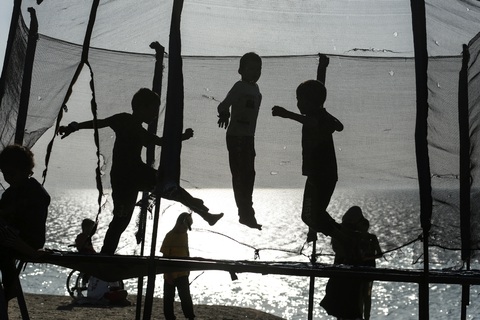 Những đứa trẻ Palestine chơi trò Trampoline (bạt nhún lò xo) trên bãi biển ở thành phố Deir el-Balah, miền trung Dải Gaza ngày 17-4, giữa lúc chiến sự Israel - Hamas diễn ra khốc liệt - Ảnh: AFP Những đứa trẻ Palestine chơi trò Trampoline (bạt nhún lò xo) trên bãi biển ở thành phố Deir el-Balah, miền trung Dải Gaza ngày 17-4, giữa lúc chiến sự Israel - Hamas diễn ra khốc liệt - Ảnh: AFP