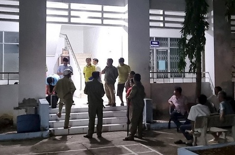 Bắt khẩn cấp thanh niên 20 tuổi đâm chết học sinh lớp 11 ở Mũi Né- Ảnh 1. Các lực lượng chức năng tỉnh Bình Thuận khám nghiệm tử thi nạn nhân trong đêm xảy ra án mạng - Ảnh: MAI THỨC