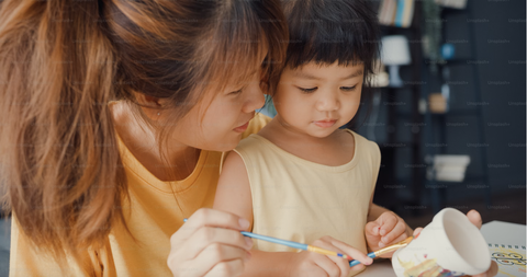 Vợ ở nhà chăm con, nội trợ là 'vô dụng', chồng nuôi?- Ảnh 3. Tùy vào điều kiện, phụ nữ có thể chọn vừa chăm sóc con cái, vừa làm việc kiếm tiền - Ảnh: UNPLASH