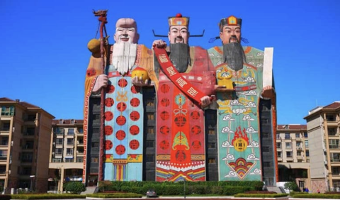 Thiết kế ga tàu khiến liên tưởng băng vệ sinh- Ảnh 4. Khách sạn Beijing Tianqi mang hình dáng ba ông Phúc - Lộc - Thọ.