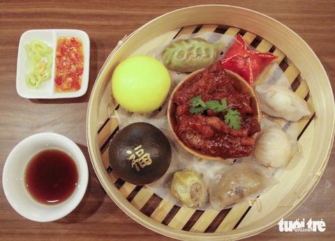 Hứa Vĩ Văn tin mì sườn kho Chợ Lớn đọ được mì Ramen, Udon- Ảnh 5. Một mâm Dimsum đủ vị. Theo Hứa Vĩ Văn, khi ăn Dimsum, nhất định phải gọi há cảo tôm và chân gà tàu xì. Nếu không thưởng thức hai món đó thì không còn gọi là ăn Dimsum - Ảnh: HỒ LAM
