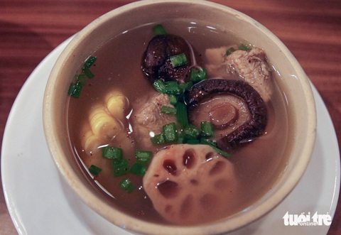 Hứa Vĩ Văn tin mì sườn kho Chợ Lớn đọ được mì Ramen, Udon- Ảnh 3. Người Hoa quan niệm ăn canh củ sen cũng giúp ích cho việc dưỡng nhan - Ảnh: HỒ LAM