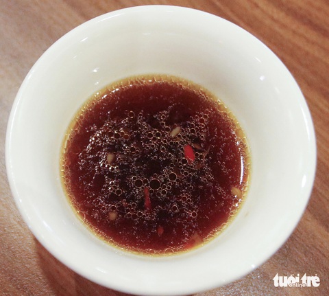 Hứa Vĩ Văn tin mì sườn kho Chợ Lớn đọ được mì Ramen, Udon- Ảnh 6. Nước chấm giấm tiều là món chấm gia truyền của nhà Hứa Vĩ Văn, do ông bà nội anh truyền lại. Nước chấm này dùng chấm Dimsum - Ảnh: HỒ LAM